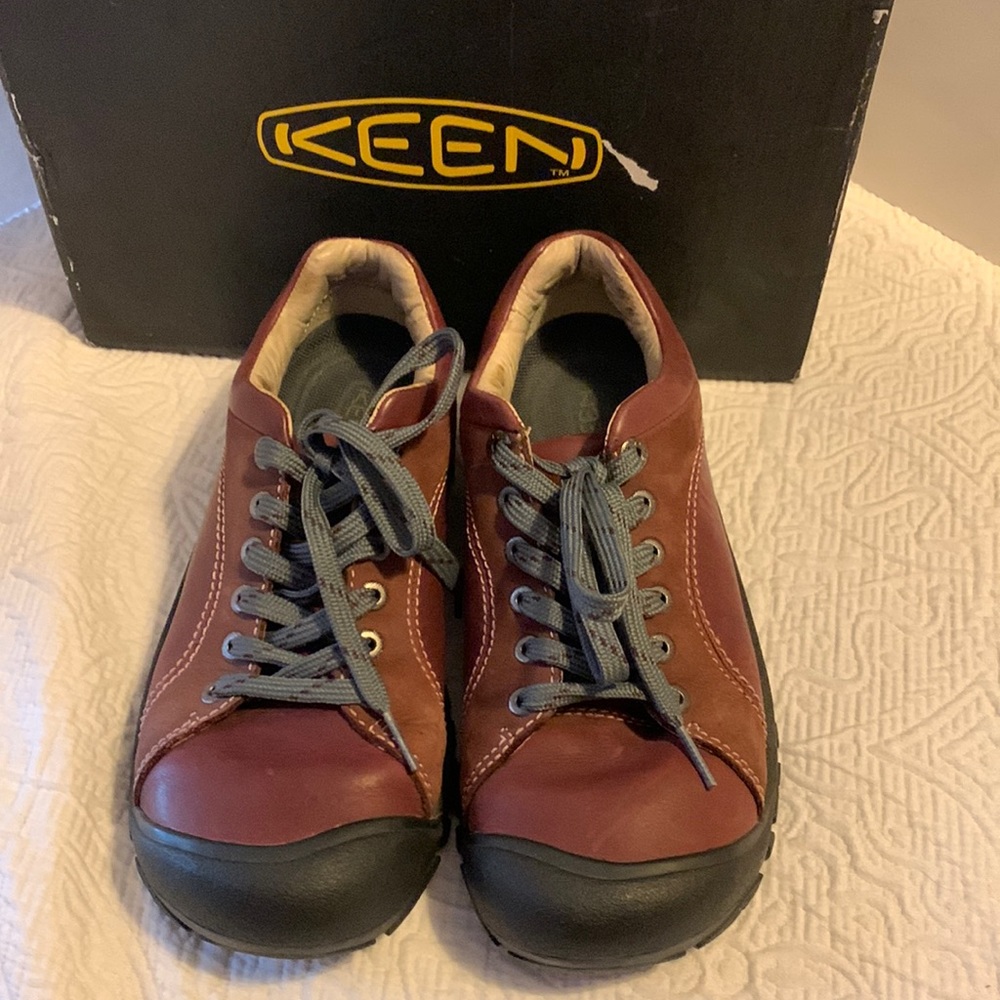 Keen women’s plum shoes